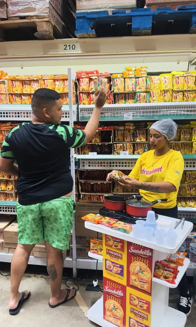 Abordagem ao consumidor, ação de degustação Sandella no Atacadão