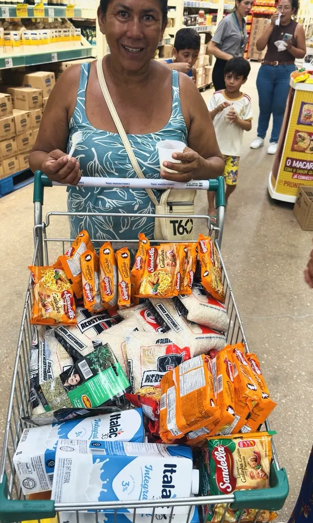 Produto no carrinho, na saída, ação de degustação Sandella no Atacadão