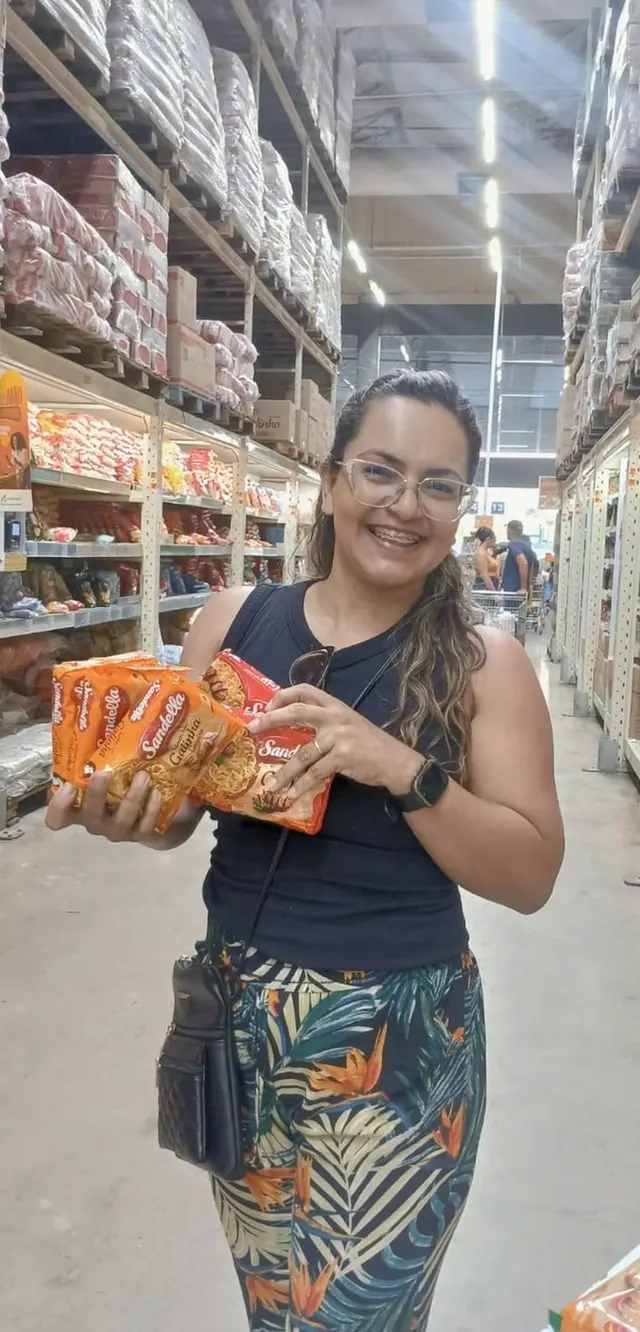 Consumidora levando o produto, ação de degustação Sandella no Atacadão