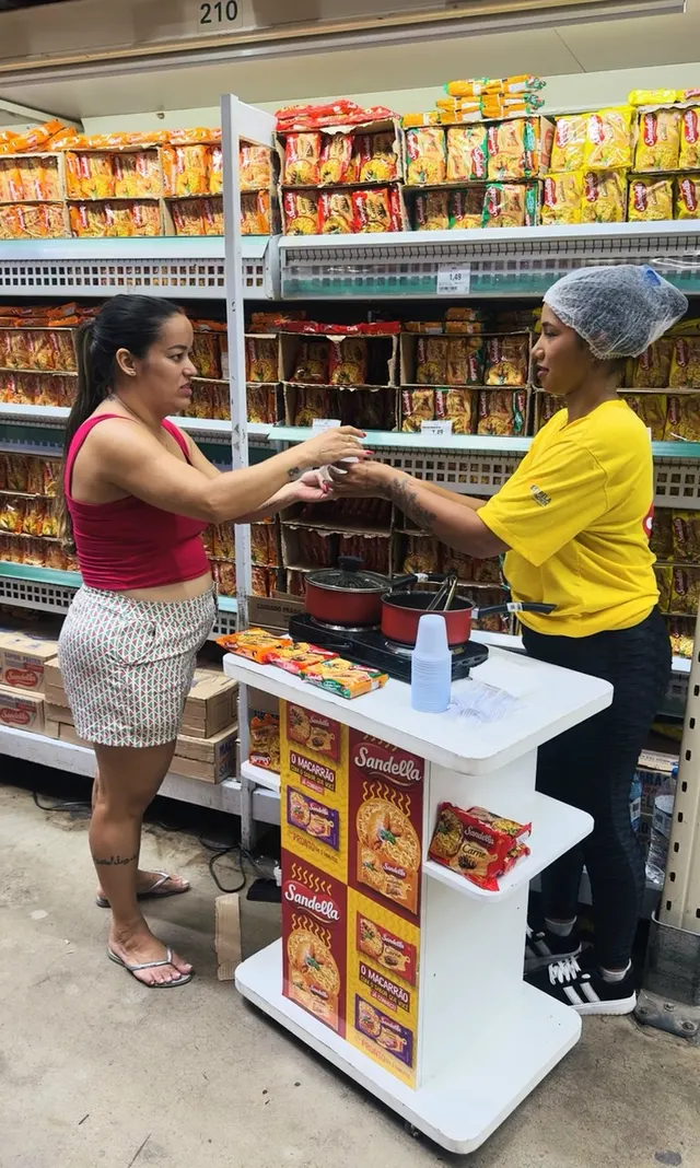 Experimentação do produto, ação de degustação Sandella no Atacadão