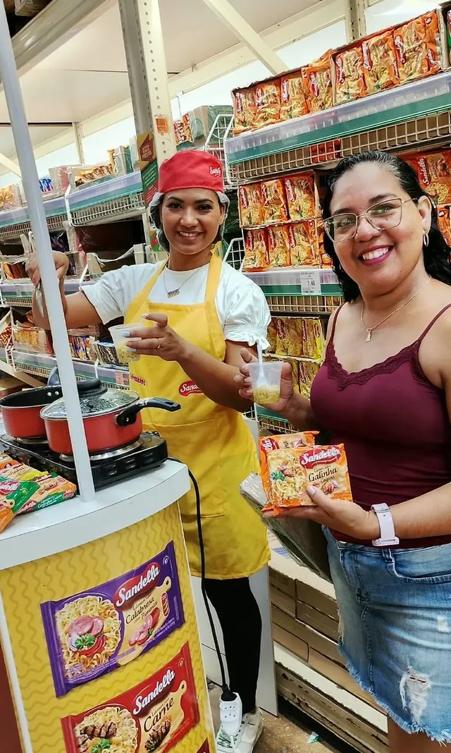 Presença de marca no PDV, ação de degustação Sandella no Atacadão