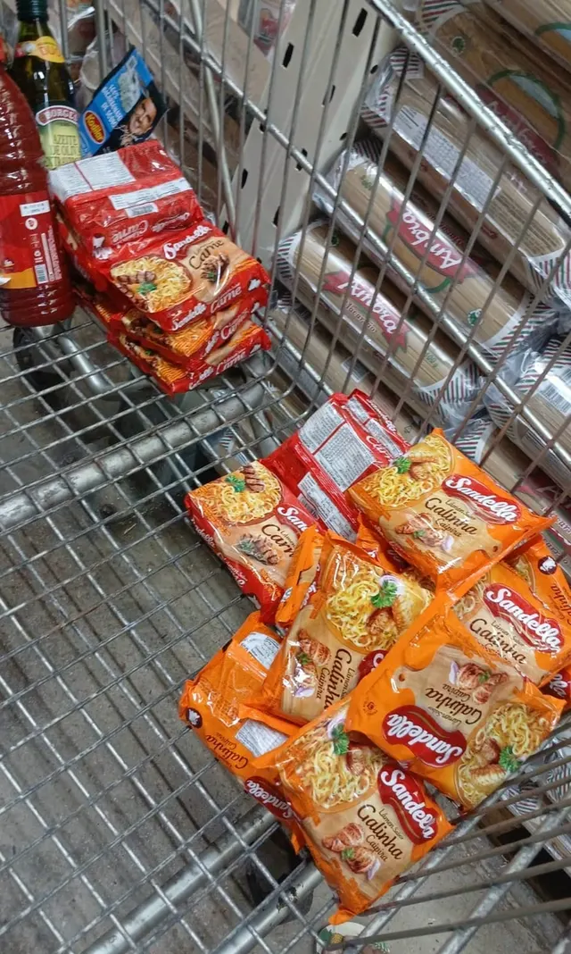 Do provador ao carrinho, ação de degustação Sandella no Atacadão