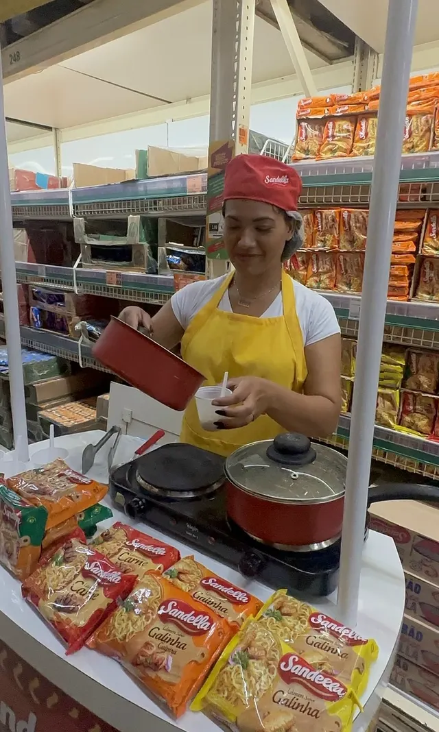 Preparo na hora, ação de degustação Sandella no Atacadão